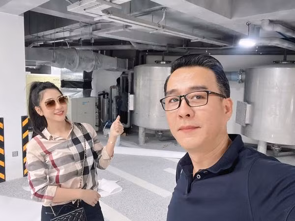 Sau đám cưới, Hà Thanh Xuân và Thắng Ngô đối diện sóng gió dư luận. Người dùng mạng phát hiện Thắng Ngô từng dành nhiều lời ngôn tình cho vợ cũ trên truyền hình giống Hà Thanh Xuân hiện tại. Họ tin rằng doanh nhân đã phụ bạc vợ cũ để đến với một ca sĩ trẻ đẹp, nổi tiếng.