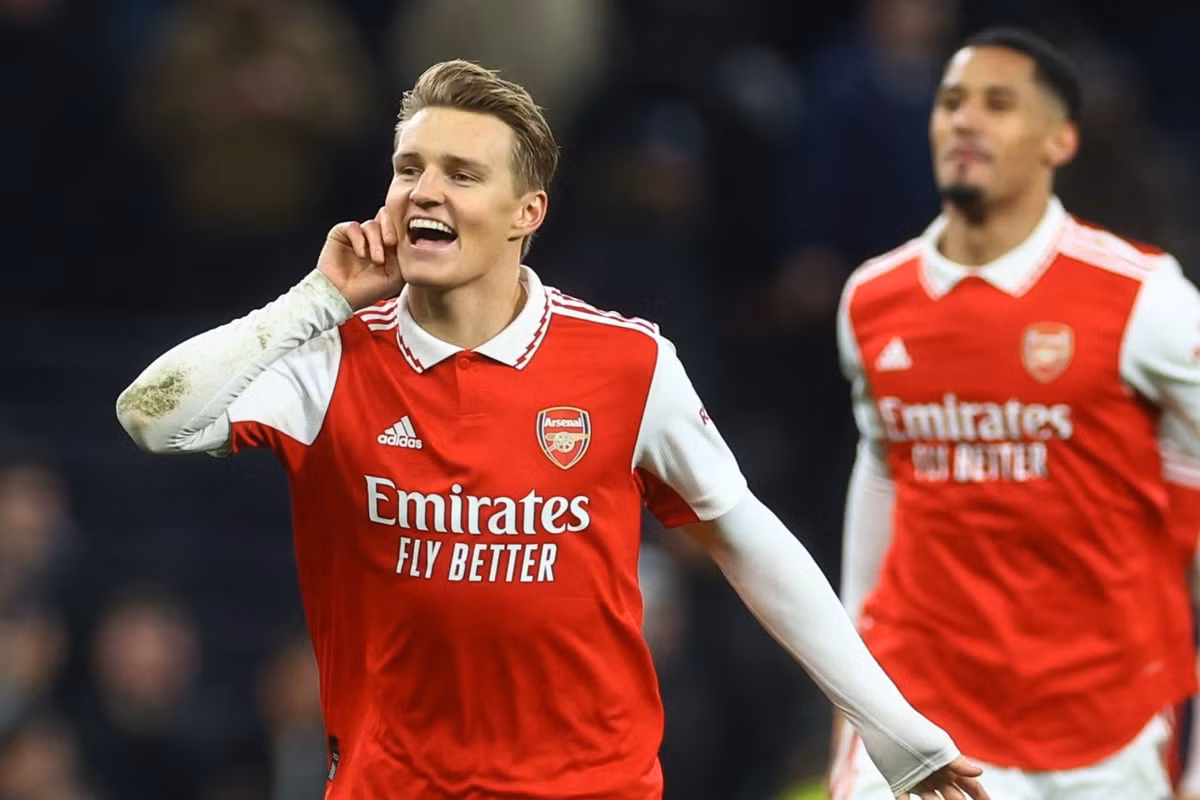Martin Odegaard có mùa giải hay nhất trong màu áo Arsenal với 15 bàn dù chỉ là một tiền vệ tấn công. Anh được Whoscored chấm 7,29 điểm. Tuyển thủ người Na Uy nổi bật ở khả năng phối hợp và kiến tạo cho đồng đội. Tỷ lệ chuyền bóng chính xác trung bình tại Premier League của Odegaard là 84%.