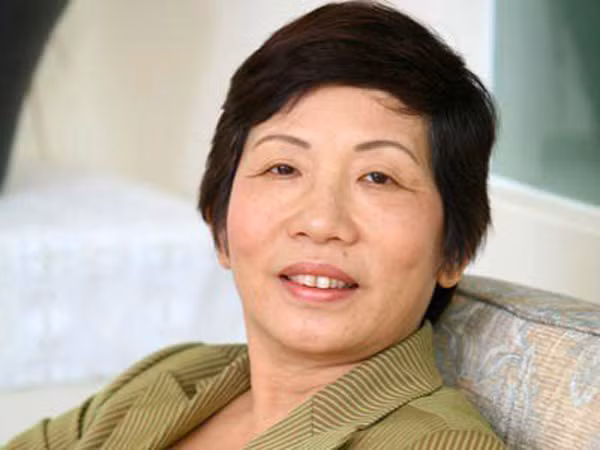 Mẹ chồng Hoa hậu Jennifer Phạm là doanh nhân Trương Thị Thanh Thanh. Được biết, bà Thanh Thanh nguyên là Phó Chủ tịch HĐQT FPT, sau đó là Giám đốc của FPT chi nhánh TP.HCM. Bà cũng là phụ nữ duy nhất trong 13 thành viên của Hội đồng sáng lập FPT. Về thân thế, bà là con gái của bác sĩ Trương Gia Thọ, là chị gái của ông Trương Gia Bình, chủ tịch HĐQT kiêm TGĐ của FPT. Trước khi là doanh nhân, bà tốt nghiệp kỹ sư Vật lý ở nước ngoài.