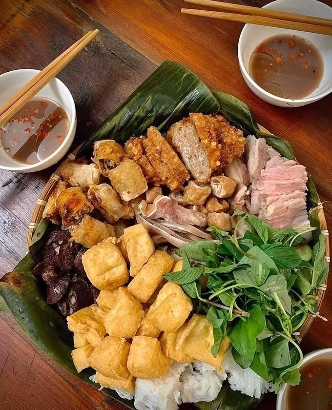 Gan 1 trieu dong/suat bun dau mam tom giua long nuoc My-Hinh-3