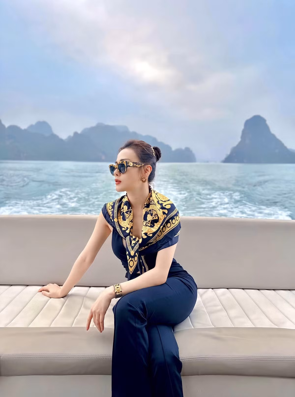 Không khó nhận thấy từ sau khi công khai chuyện tình cảm với Shark Bình, gu thời trang của Phương Oanh trở nên kín đáo hơn - ngay cả khi đi biển