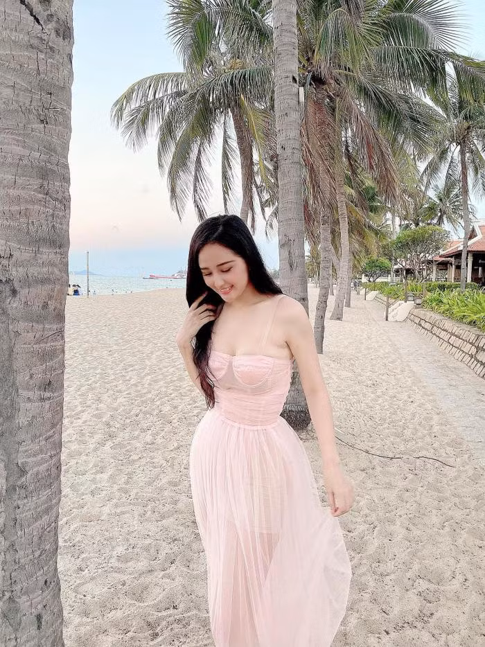 Mai Phương Thúy mê mặc hở tôn 'núi đôi' nhưng vẫn 10 điểm tinh tế - Hình 3 Mai Phuong Thuy me mac ho ton 'nui doi' nhung van 10 diem tinh te-Hinh-3