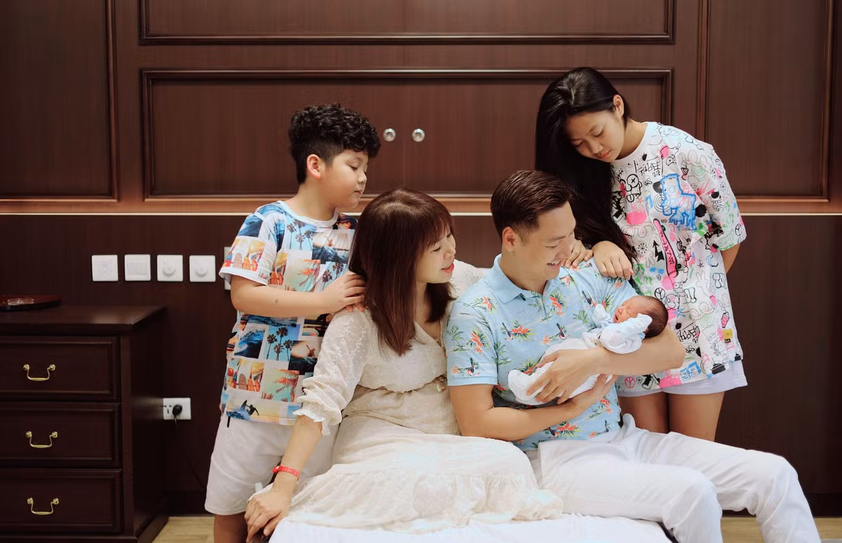 Cuối năm ngoái, gia đình Mạnh Trường đón thêm thành viên mới là một bé trai. Anh cũng chính thức trở thành ông bố bỉm sữa 3 con.