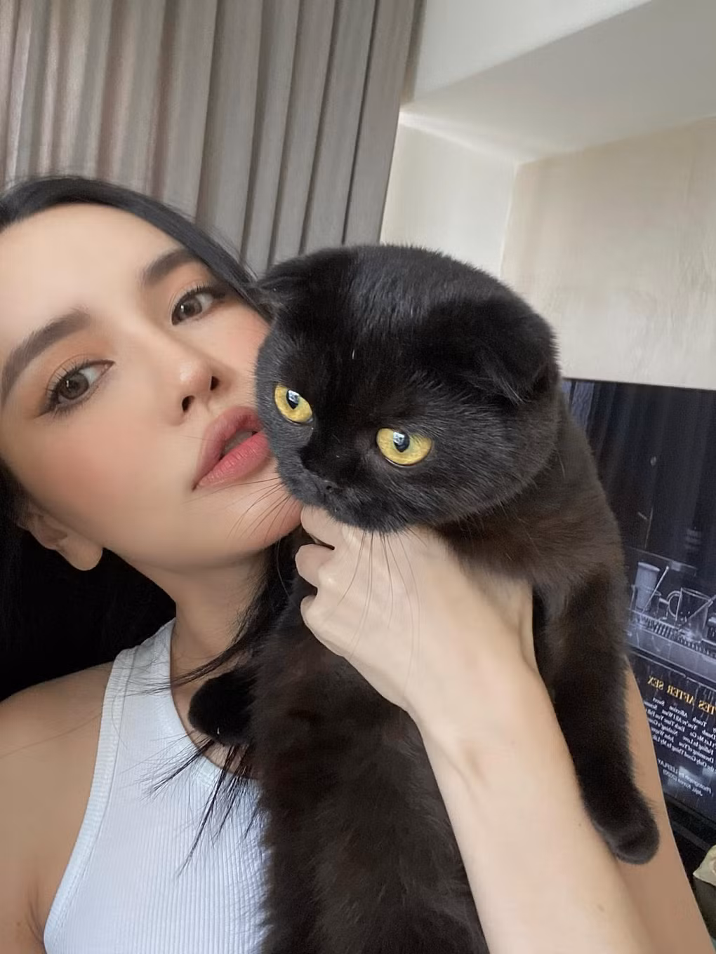 Cuối tháng 7, Bích Phương bất ngờ thông báo chấm dứt hợp đồng với công ty giải trí của Tiên Cookie - người đã đồng hành, cùng nữ ca sĩ tạo ra nhiều bản hit đình đám trong suốt 13 năm qua. Nguyên nhân được đưa ra là vì hai bên có những định hướng riêng, ca sĩ 8X mong muốn được thử sức hoạt động độc lập (Ảnh: Facebook nhân vật).