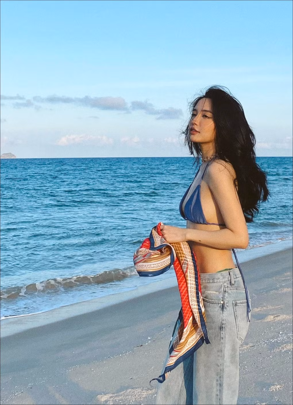 Thời điểm mới vào nghề, Bích Phương sở hữu ngoài hình tròn trịa, mũm mĩm. Nhờ áp dụng chế độ ăn kiêng khoa học, kiên trì tập luyện yoga suốt nhiều năm, ca sĩ 8X đã có được thân hình thon gọn, gợi cảm. Bích Phương cũng từng thừa nhận cô đã can thiệp thẩm mỹ để hoàn thiện nhan sắc hơn (Ảnh: Facebook nhân vật).
