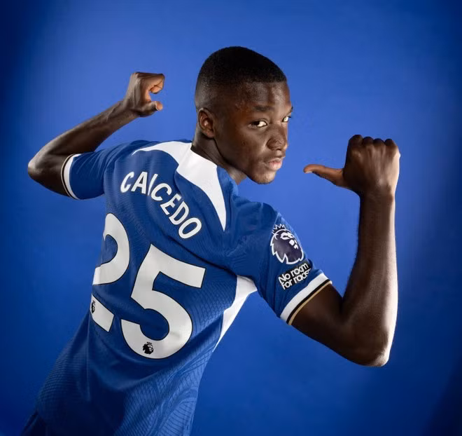 So ao bo trong suot 20 nam cua Zola o Chelsea co chu moi