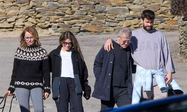 Shakira biet Gerard Pique ngoai tinh nho lo mut dau-Hinh-2