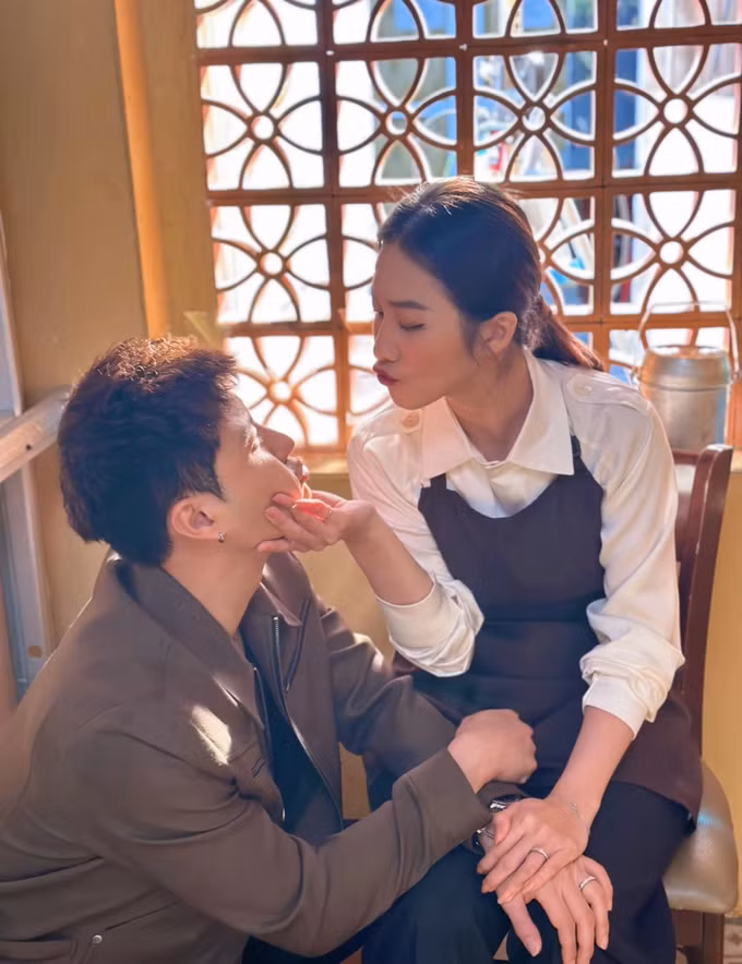 Cùng chung tâm lý với Thanh Sơn, Khả Ngân luôn cùng "đàn anh" bàn bạc kỹ lưỡng trước mỗi cảnh quay để khán giả sẽ không còn thấy hình bóng của Tuệ Nhi và Hải Đăng ở bộ phim trước (Ảnh: Facebook nhân vật).