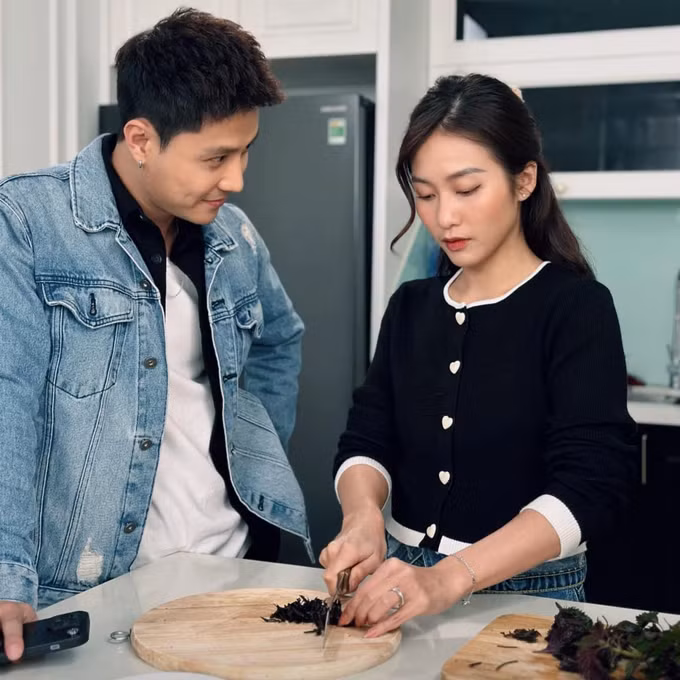 Nhờ diễn xuất ăn ý cùng những hình ảnh hậu trường "tình bể bình" nên Thanh Sơn và Khả Ngân thường bị đồn "phim giả tình thật". Thanh Sơn luôn dành cho bạn diễn những ánh nhìn tình cảm, "đắm đuối" ở trong phim và cả ngoài hậu trường như thế này (Ảnh: Facebook nhân vật).