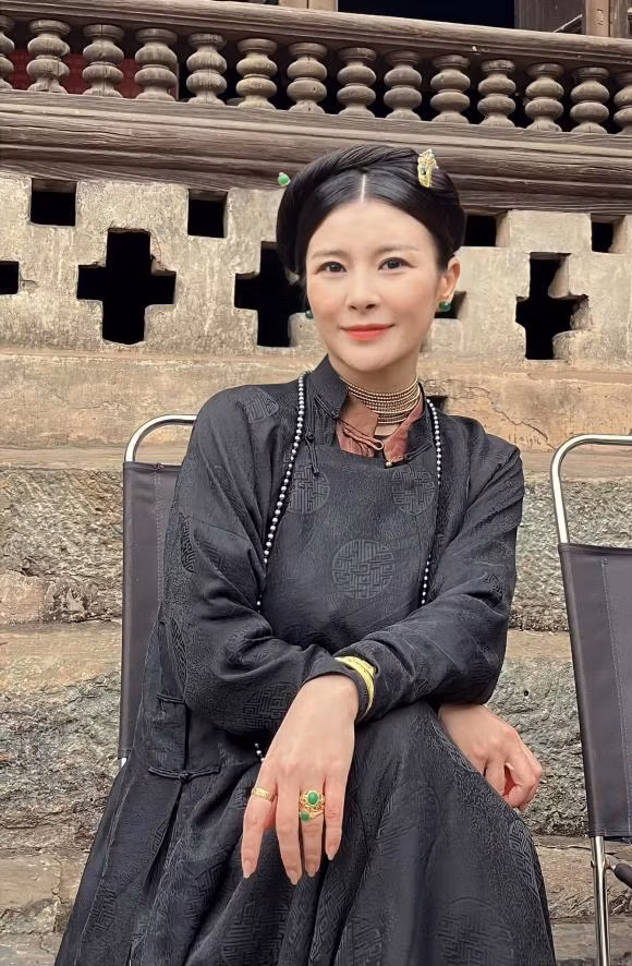 'Vo anh Nui' trong 'Song o day song'::Nhan sac tre hoa o tuoi U50-Hinh-17