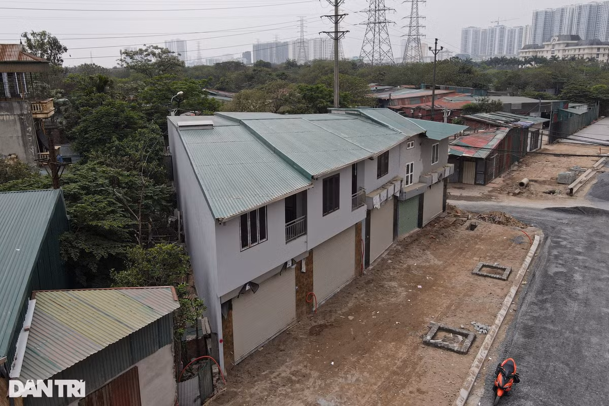 Không khó để bắt gặp những căn nhà có hình dạng kỳ dị, méo mó dọc bên tuyến đường mới mở ở quận Hoàng Mai.