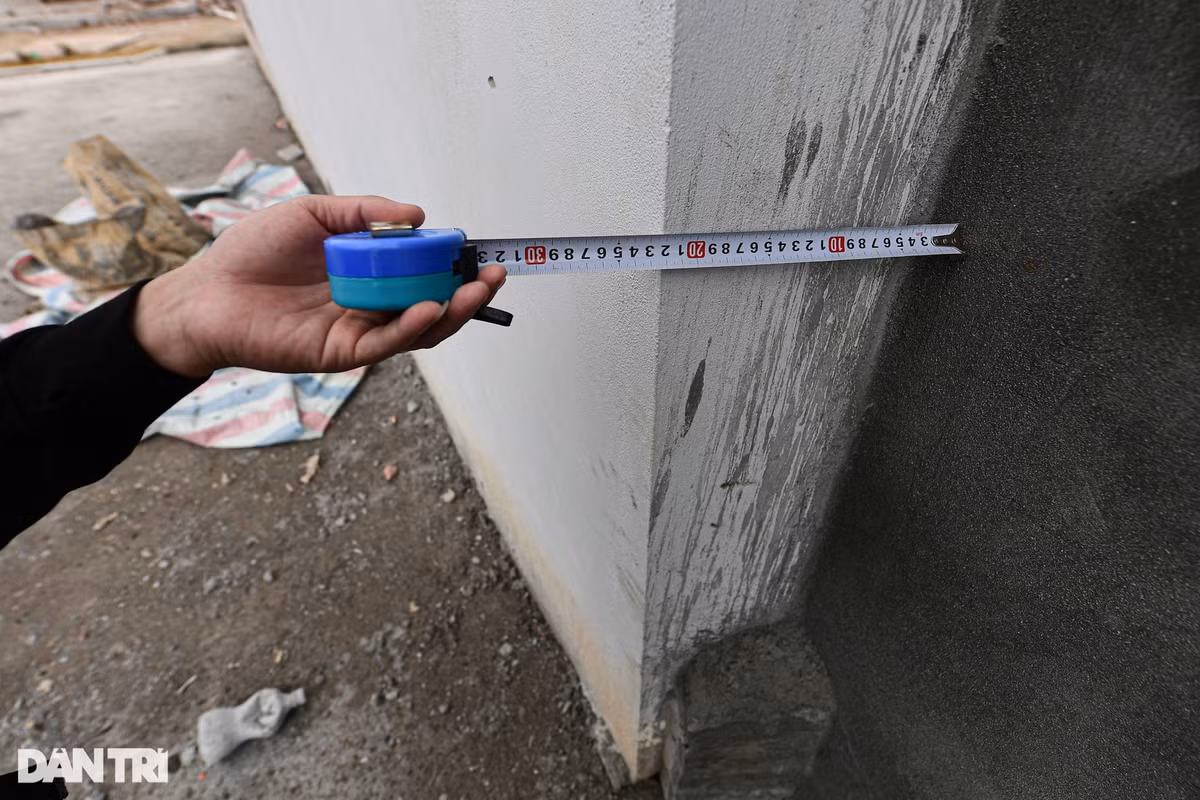Ông L.V.Q. (sống tại phường Thịnh Liệt) cho biết, căn nhà "kỳ dị" trên được xây dựng cách đây mấy tháng trên phần diện tích còn sót lại sau khi giải phóng mặt bằng.