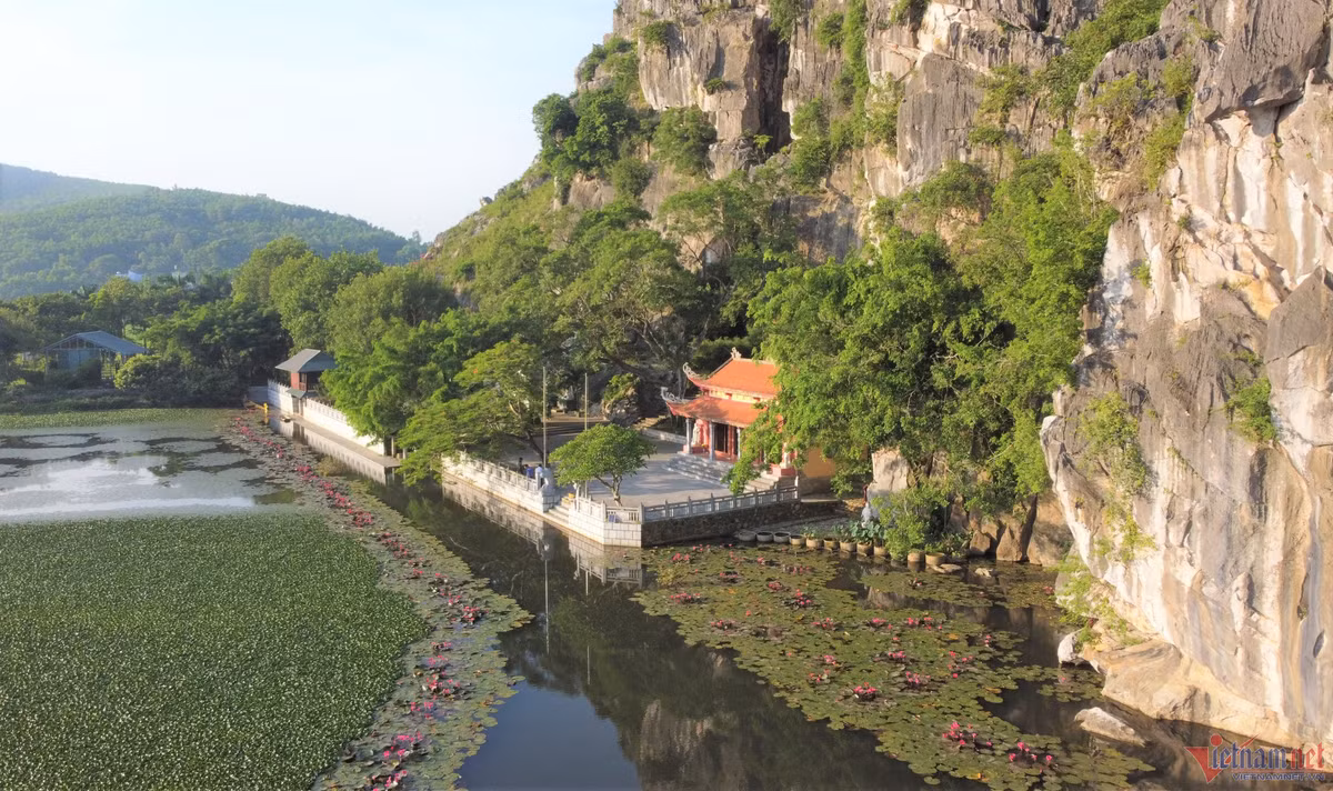 Ngoi chua dac biet o Thanh Hoa, moi ngay co dan khi hoang ru nhau ve
