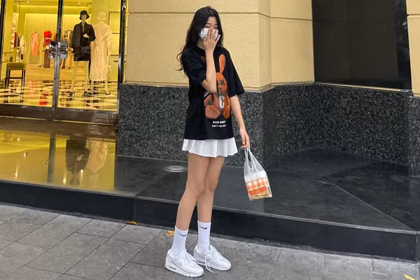 Nhan sắc của con gái Hoa hậu Nguyễn Thị Huyền gây chú ý và dự đoán sẽ là hoa hậu tương lai.