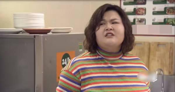 Trước đó, Ngô Thủy Tiên gây ấn tượng khi vào vai Liễu trong Về nhà đi con. Vai diễn bị khán giả ném đá vì Thủy Tiên thể hiện xuất sắc tính ích kỷ, nhỏ nhen, vô duyên.
