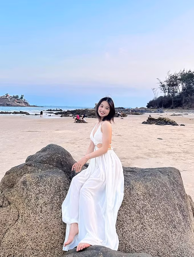 Nu cung thu Viet Nam khoe dang cuc 'chay' tren bai bien-Hinh-6