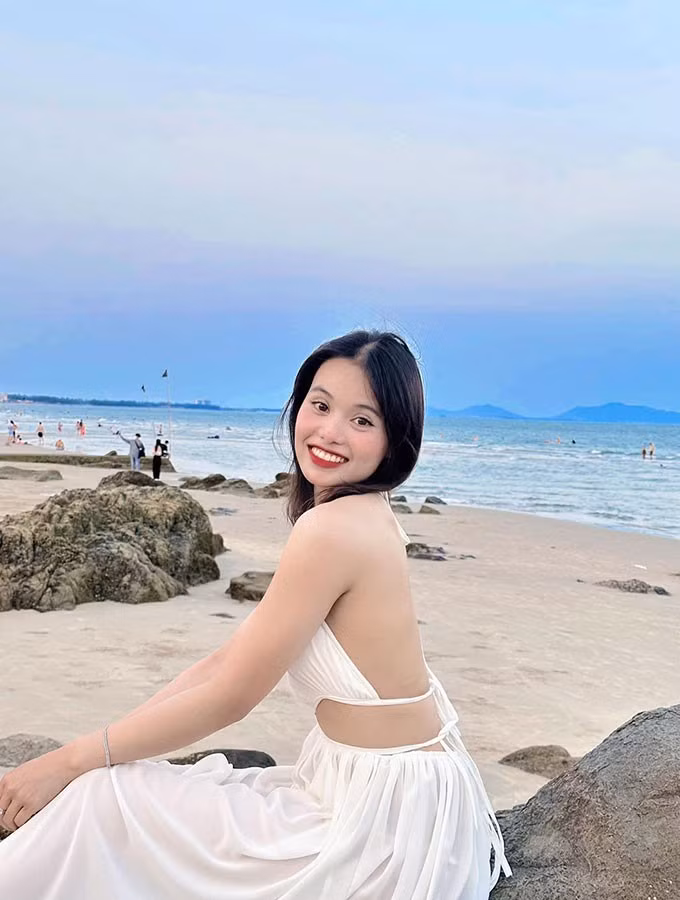 Nu cung thu Viet Nam khoe dang cuc 'chay' tren bai bien-Hinh-5
