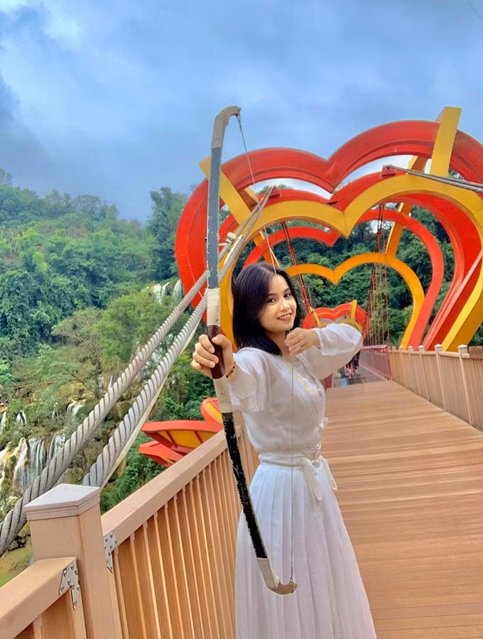Nu cung thu Viet Nam khoe dang cuc 'chay' tren bai bien-Hinh-2