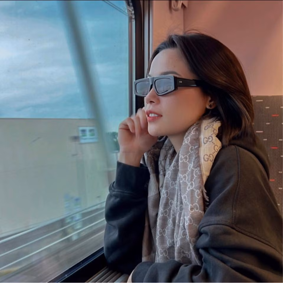 Năm 10 tuổi, Linh được ông nội đưa lên Hà Nội xin vào lớp năng khiếu của HLV Dương Thị Liên để được đào tạo. Thậm chí, ông liên hệ với gia đình một người thân ngay sát Nhà thi đấu Cầu Giấy xin cho Linh ở nhờ, rồi thuê một người chăm lo riêng nhằm giúp cháu có điều kiện tập luyện tốt nhất. "Ông ngoại là người đã truyền cho tôi niềm đam mê với cầu lông và đưa tôi đến với bộ môn thể thao này. Hồi còn nhỏ, sau những buổi chiều đi học về, ngày nào tôi cũng xin ông ngoại để được ra sân xem mọi người đánh cầu và mượn vợt của ông để tự tâng cầu một mình", Thùy Linh chia sẻ.