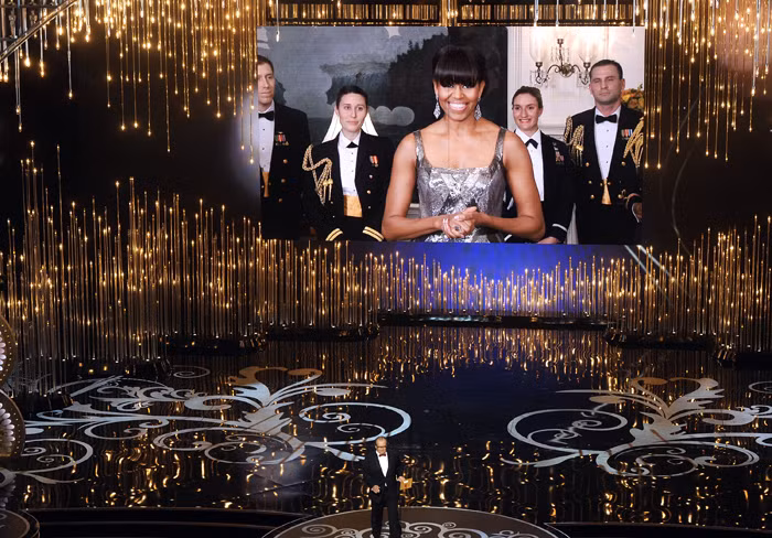 Đệ nhất phu nhân Mỹ Michelle Obama khiến hàng triệu người theo dõi lễ trao giải Oscar ngạc nhiên khi bà đồng trao giải bộ phim xuất sắc nhất cho tác phẩm Argo cùng nam diễn viên Jack Nicholson trực tiếp qua sóng vệ tinh. Ý tưởng đặc biệt trao giải qua vệ tinh xuất phát từ sức cô con gái tuổi teen của ông trùm điện ảnh Harvey Weinstein, Lily Harvey Weinstein và sự xuất hiện của Đệ nhất phu nhân được giữ bí mật cho tới phút cuối. Đây cũng là một trong những khoảnh khắc bất ngờ và ấn tượng nhất của Oscar 2013.