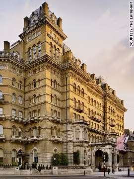 The Langham, mở cửa từ năm 1865 và nổi tiếng là khách sạn lớn lâu đời nhất của London xuất hiện trong phần phim GoldenEye (1995). Khách sạn năm sao này có 380 phòng sang trọng và nổi tiếng với tinh tế, dịch vụ và các loại cocktail đặc biệt, chỉ có tại quầy bar Artesian.