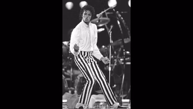 Jackson trình diễn solo trên sân khấu Kansas năm 1983. Đầu những năm 1980, Michael Jackson được xem như nghệ sĩ giải trí thành công nhất. Các video ca nhạc của Micheal, bao gồm cả "Beat It", "Billie Jean" và "Thriller", đã phá vỡ rào cản chủng tộc và nâng tầm giá trị của video ca nhạc như một hình thức nghệ thuật và công cụ quảng cáo.