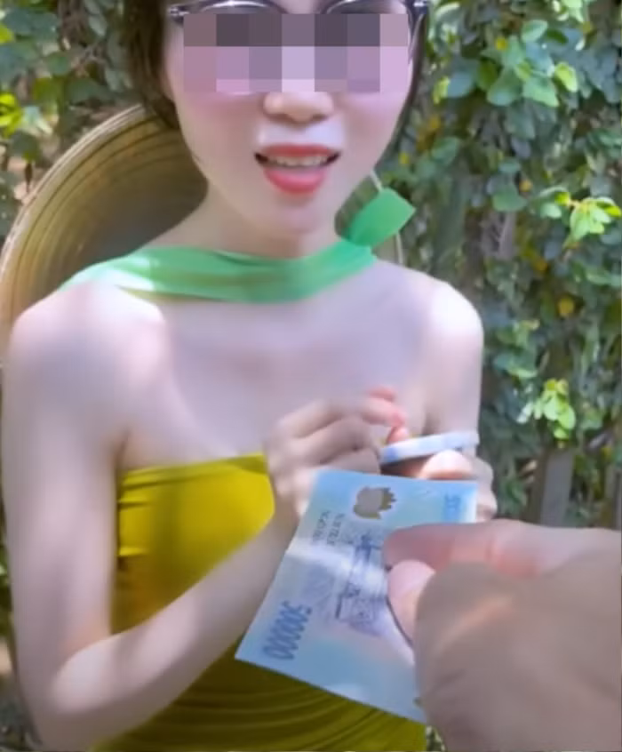 Nước mía 10k, nam khách hàng trả hẳn 520k khi thấy cô chủ quán - Hình 3 Nuoc mia 10k, nam khach hang tra han 520k khi thay co chu quan-Hinh-3