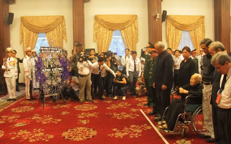 Phu nhân nguyên Tổng Bí thư Nguyễn Văn Linh (ngồi xe) dù tuổi cao sức yếu cũng đã đến dâng hương viếng Đại tướng Võ Nguyên Giáp