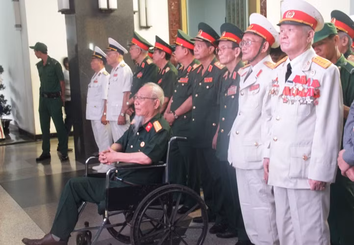 ... Đoàn các tỉnh, thành phố; các sở Ban ngành thành phố; các quận; huyện; đoàn thanh niên các trường đại học; cao đẳng...đã đến viếng Đại tướng Võ Nguyên Giáp trong buổi sáng ngày 12/10 tại Hội trường Thống Nhất