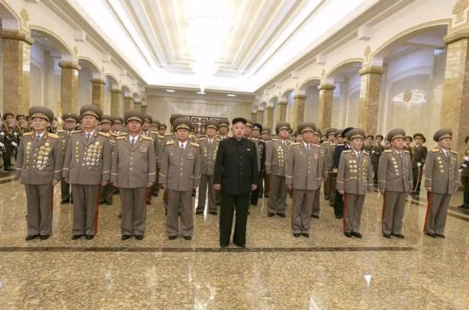 Kim Jong-un cùng các tướng lĩnh đến thăm Cung điện Mặt trời Kumsusan.