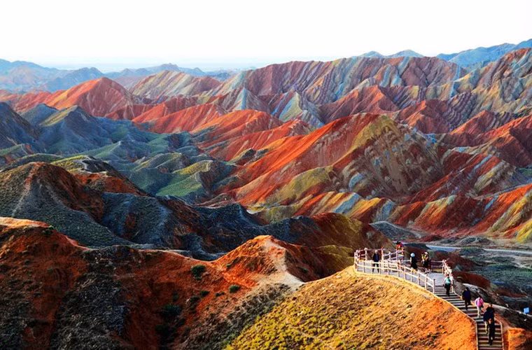  Khi đến tham quan Công viên Địa chất Zhangye Danxia ở tỉnh Cam Túc, Trung Quốc, du khách hẳn sẽ thích những núi đá nhiều màu và hình thù kỳ lạ.
