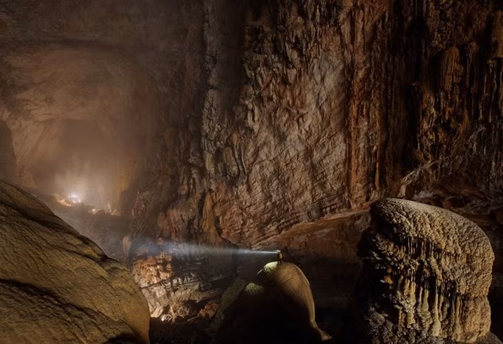  Hang Sơn Đoòng (xã Sơn Trạch, huyện Bố Trạch, tỉnh Quảng Bình, Việt Nam) là hang động tự nhiên lớn nhất thế giới. Đây cũng là nơi có nhiều cảnh quan kỳ vĩ mà con người "không thể tưởng tượng nổi". 