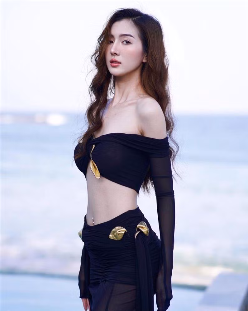 Bộ cánh khoe eo không mỡ thừa làm nhiều người ghen tỵ.