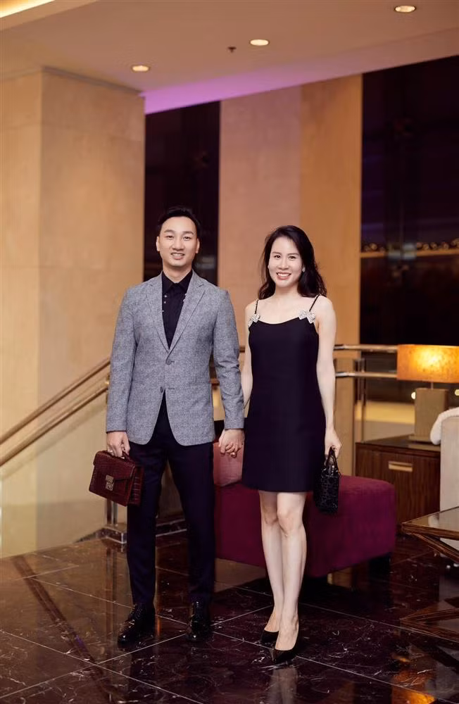 Nam MC hài hước gọi vợ là "nữ hoàng sắc đẹp", "bà chúa chăm nom", "biểu tượng quyền lực", "nữ thần mặt mộc", "chiến binh lau dọn", "đệ nhất tưới cây"... của gia đình.