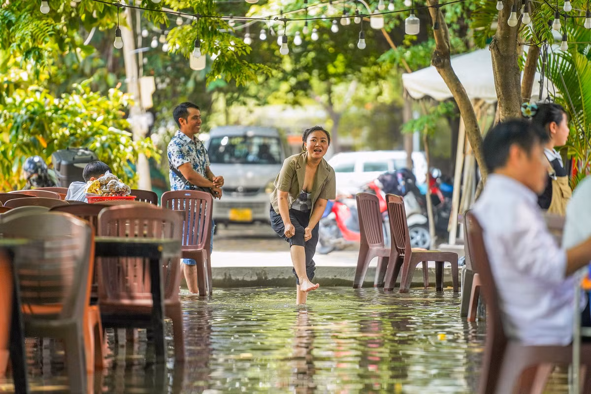 Thực khách đến quán ăn sẽ phải cởi giày, dép và... lội nước.