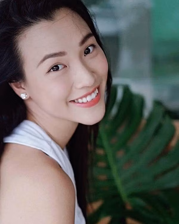 Nói về động lực để luôn xinh đẹp của mình, Á hậu Hoàng Oanh tiết lộ: "Đầu tiên là phải khỏe và đẹp, tập thể dục, học cách chăm sóc bản thân. Sáng dậy nhìn vào gương thấy 'ô kìa, ai xinh tươi thế' là đủ vui rồi. Thứ hai là tự tìm niềm vui cho bản thân. Đừng bắt mọi thứ phải sẵn có hay tốt đẹp hay ai đó quan tâm thì mình mới vui. Khi một ngày trôi qua bình thường nhàm chán là lỗi của mình. Mình hãy lao động và sáng tạo để khiến chính mình hạnh phúc".