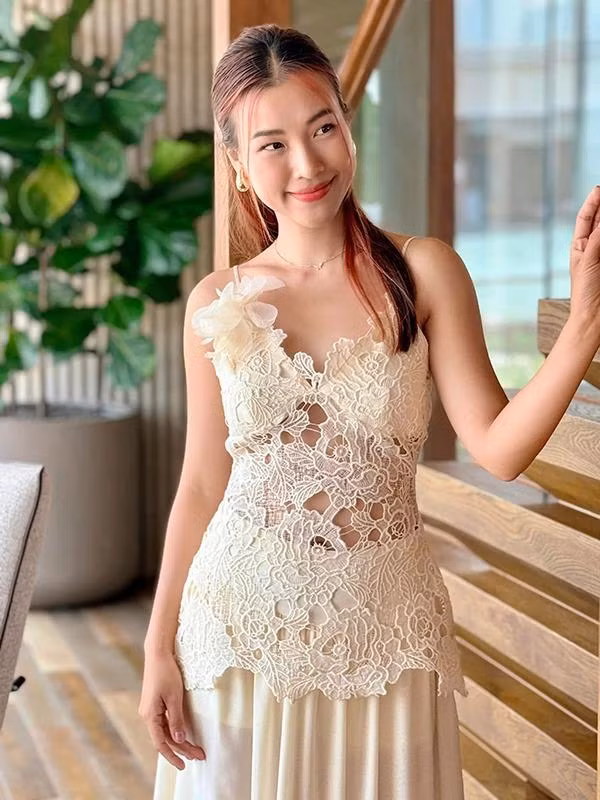 Á hậu Hoàng Oanh nói: "Ăn bao nhiêu tập bấy nhiêu. Thật ra lượng ăn của mình khá ít chỉ có tật mê trà sữa và đồ ngọt nên phải hết sức kiểm soát và không ăn khuya".
