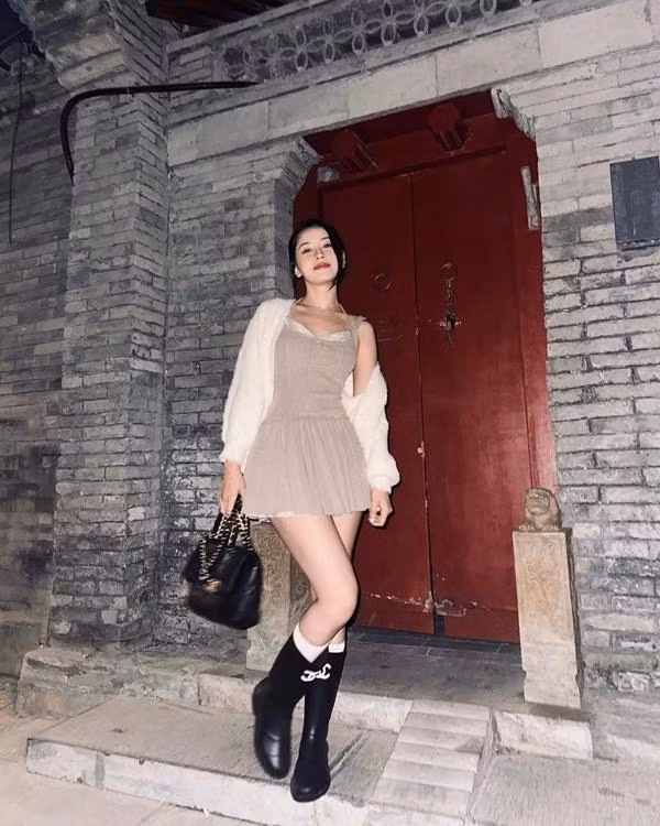  Chi Pu dạo phố Bắc Kinh với đôi bốt cao su của Chanel ra mắt năm 2022, giá 1.150 USD (khoảng 29,2 triệu đồng). Cô kết hợp tất cao cổ với váy corset và túi cùng thương hiệu.