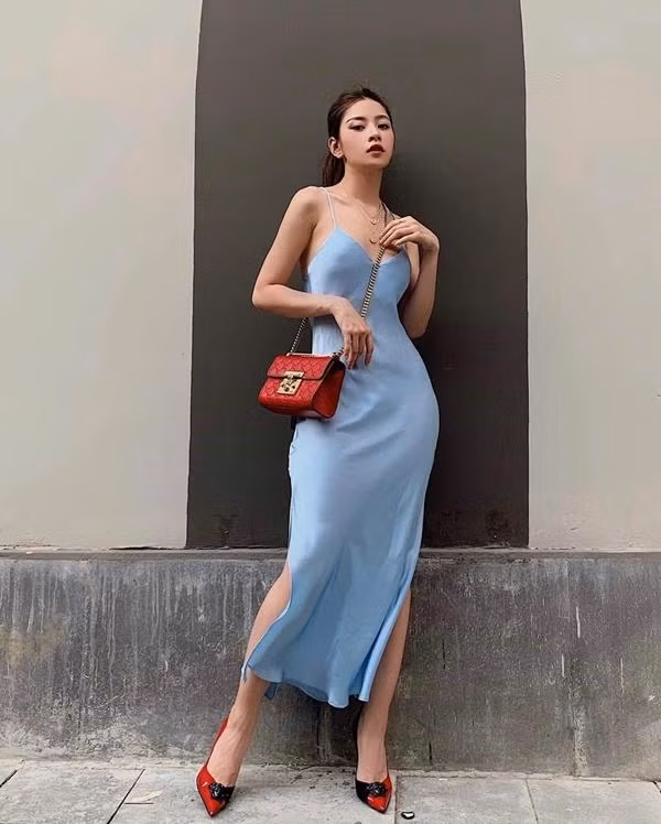 Đôi giày cao gót đỏ đen Versace mang hình nữ thần Medusa khiến nữ ca sĩ nổi bật với phong cách thời trang gợi cảm.