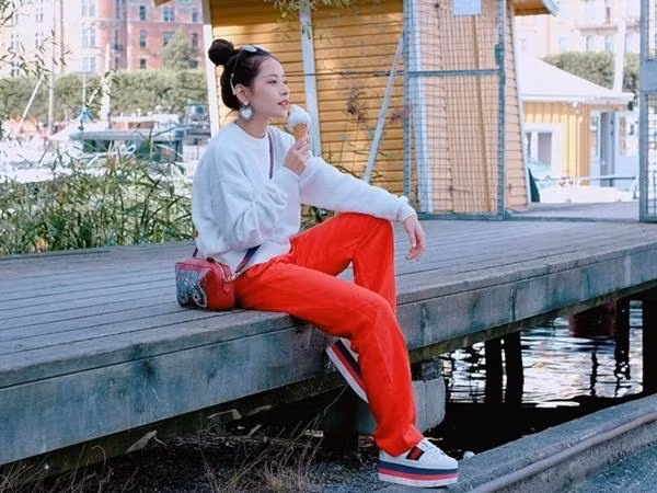 Nữ ca sĩ Chi Pu lên set đồ từ túi đến giày đều là hàng hiệu Gucci đắt tiền, mang phong cách trẻ trung, năng động.