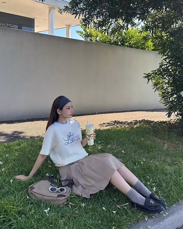 Người đẹp chọn đôi giày lười chần trám của Chanel có giá 1.570 USD (khoảng 40 triệu đồng) cho những dịp phải di chuyển nhiều.