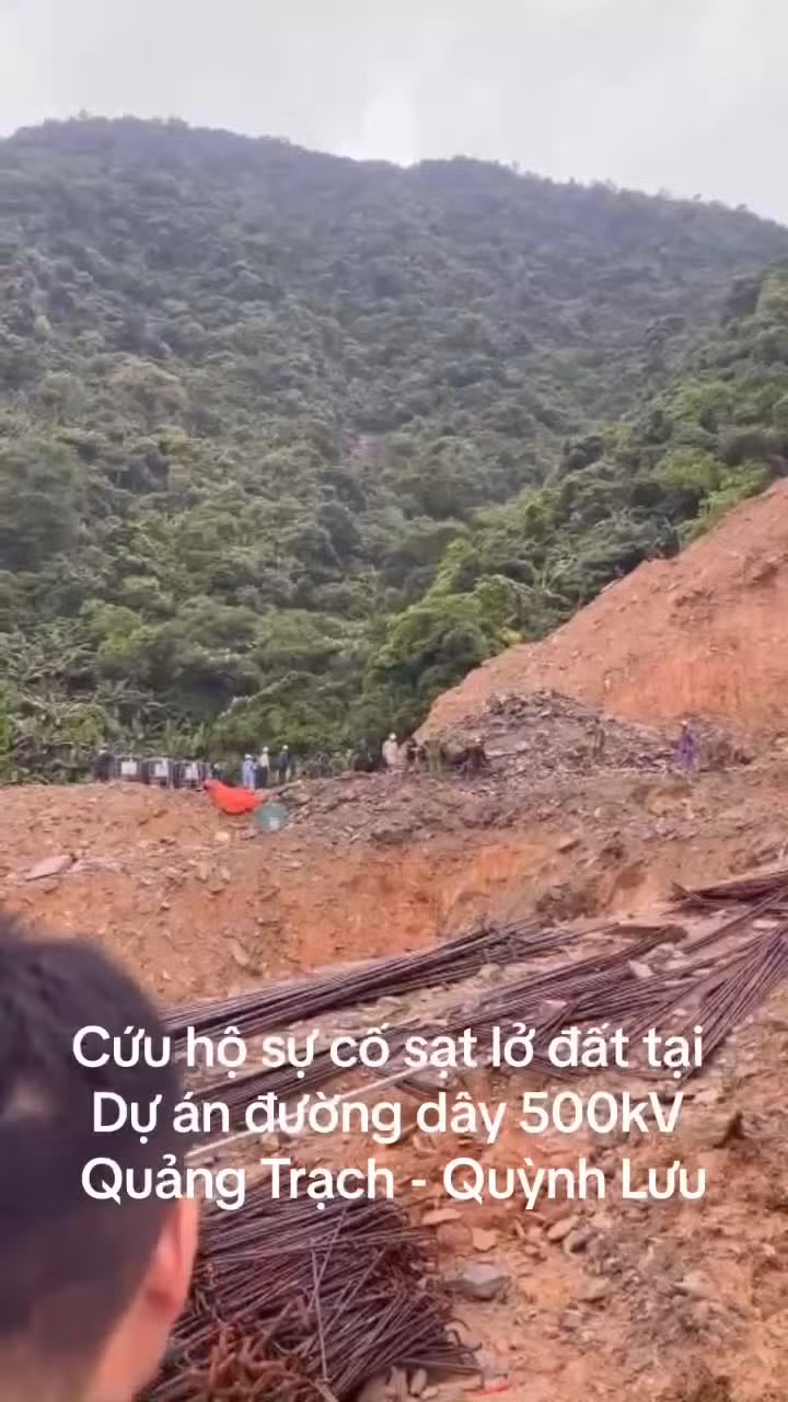 Khoảng 14h ngày 6/5, mưa lớn đã khiến khu vực gần cột số 28 thuộc Dự án đường dây 500kV Quảng Trạch - Quỳnh Lưu đoạn qua TDP Lê Lợi, phường Kỳ Liên, thị xã Kỳ Anh, tỉnh Hà Tĩnh bị sạt lở.
