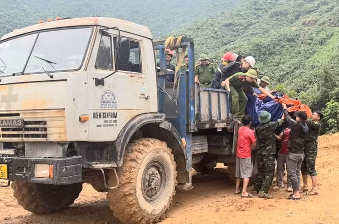 ... lên xe, di chuyển ra khỏi khu vực sạt lở.