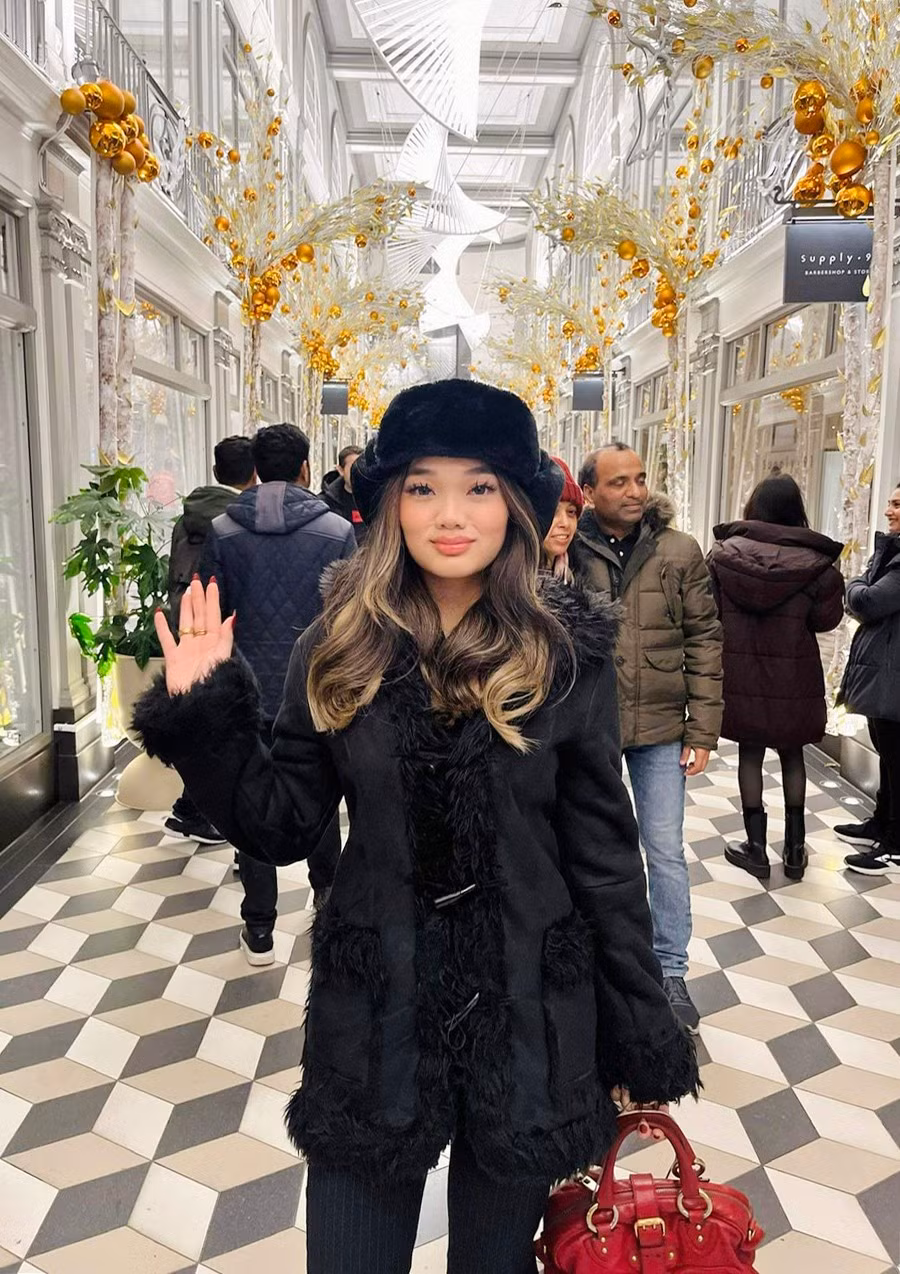 Ở tuổi 18, Jennifer Ngô chú ý vào phong cách ăn mặc. Trong ảnh, Jennifer diện trang phục allblack ấn tượng trong một lần du lịch nước ngoài.