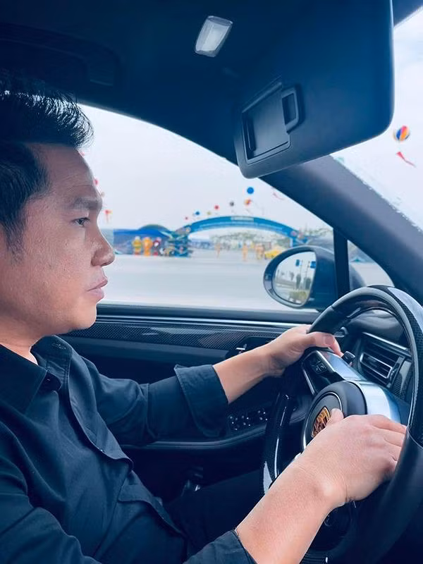 Chính nhờ tài năng cùng sự nỗ lực không ngừng nên Trọng Tấn giờ mới có cuộc sống vạn người mơ ước với xe sang, nhà đẹp.