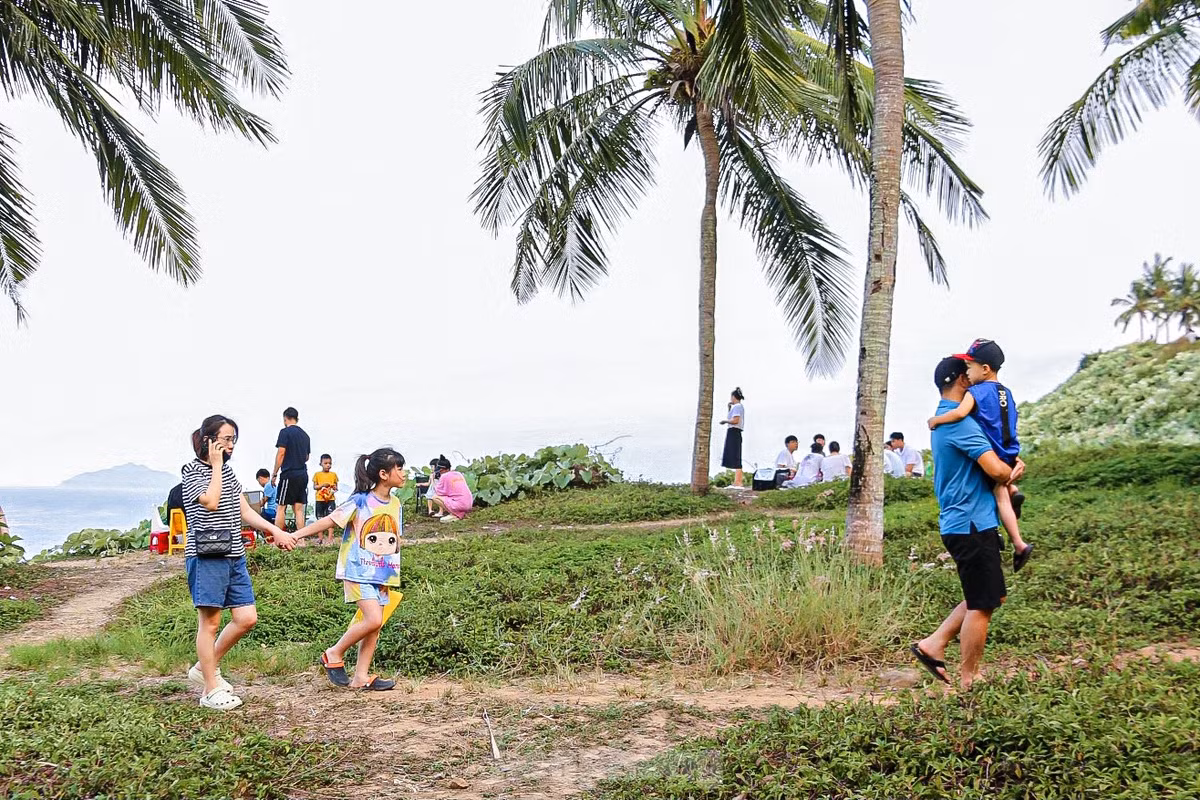 Nhiều gia đình đưa con cái lên vui chơi, tổ chức các bữa tiệc nhỏ cùng người thân.
