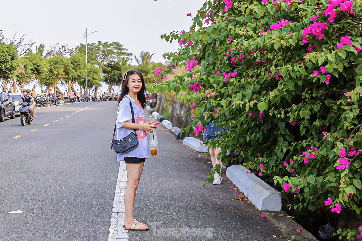 Bạn Nguyễn Tường Vy (sinh viên Trường ĐH Duy Tân) cho biết: "Thời tiết như thế này ở phòng trọ vừa nóng, vừa ngột ngạt không chịu được, nên mình rủ bạn bè cùng nhau lên đây hóng mát, chụp hình. Được ngắm Đà Nẵng từ trên cao và tận hưởng những làn gió biển trong lành thật tuyệt vời".