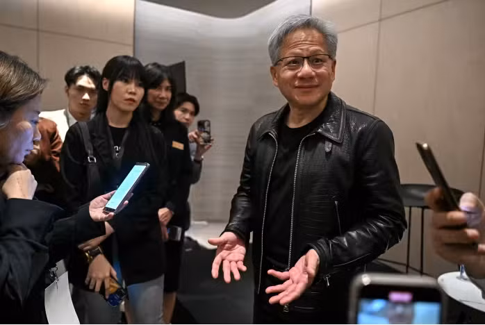 Vẫn muốn kiếm tiền trại Trung Quốc, CEO Jensen Huang đã nhờ đến sự trợ giúp của một kỹ sư tên là Jonah Alben. Alben đã đưa ra câu trả lời là lấy sản phẩm hàng đầu, giảm hiệu suất, để đáp ứng các quy định của Mỹ. Hai tháng sau, Nvidia bắt đầu tiếp thị con chip đã sửa đổi cho khách hàng Trung Quốc. Ảnh: WSJ