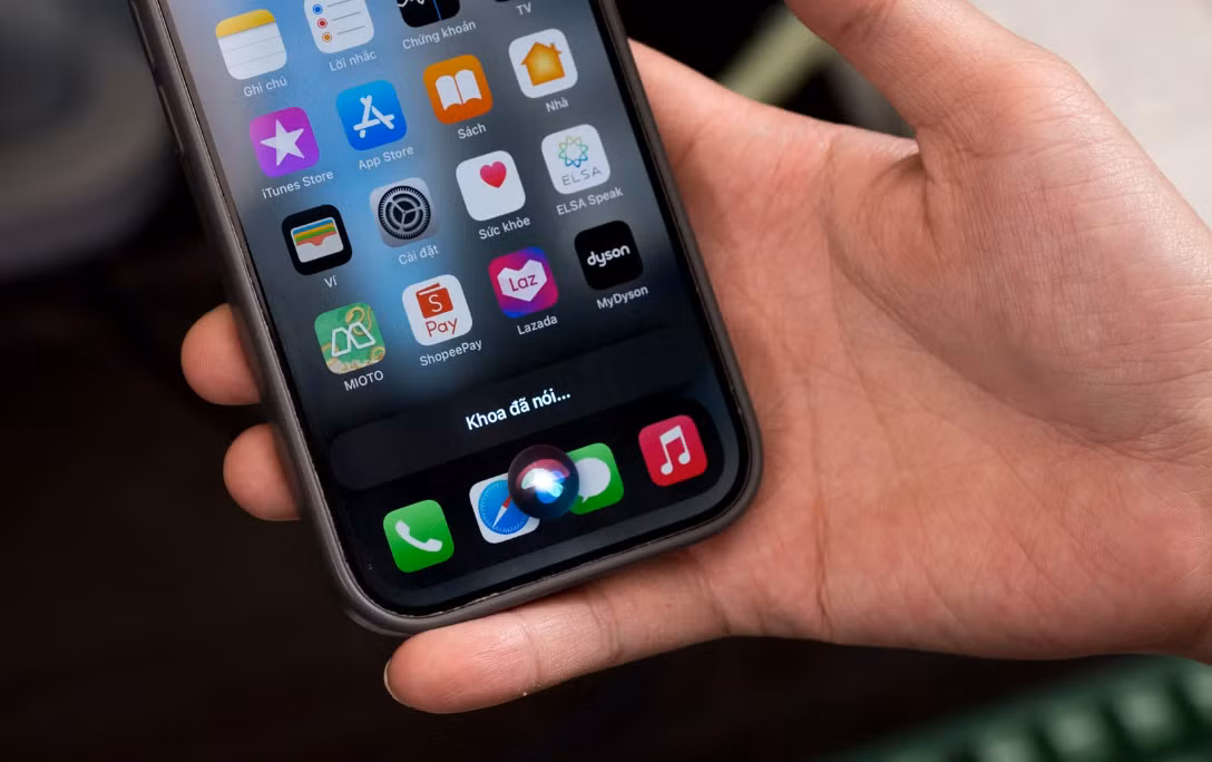  Đọc tin nhắn: Siri tiếng Anh đọc tiếng Việt như trước đây sẽ hết sức nực cười. Giờ thì khác rồi, người dùng có thể Siri đọc tin nhắn mới nhất. Nó sẽ đọc cả chữ lẫn mô tả về emoji đi kèm (biểu tượng mặt cười, biểu tượng cười ra nước mắt,…). 