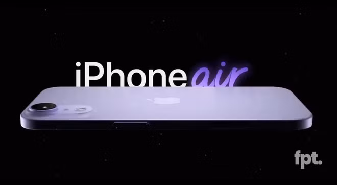 Trong video mới nhất, kênh YouTube của chuyên gia tin đồn Jon Prosser vừa chia sẻ ảnh dựng (render) được cho của iPhone 17 Air, mẫu smartphone dự kiến ra mắt với thiết kế siêu mỏng đột phá cùng kích thước màn hình mới. Ảnh: @FrontPageTech/YouTube.